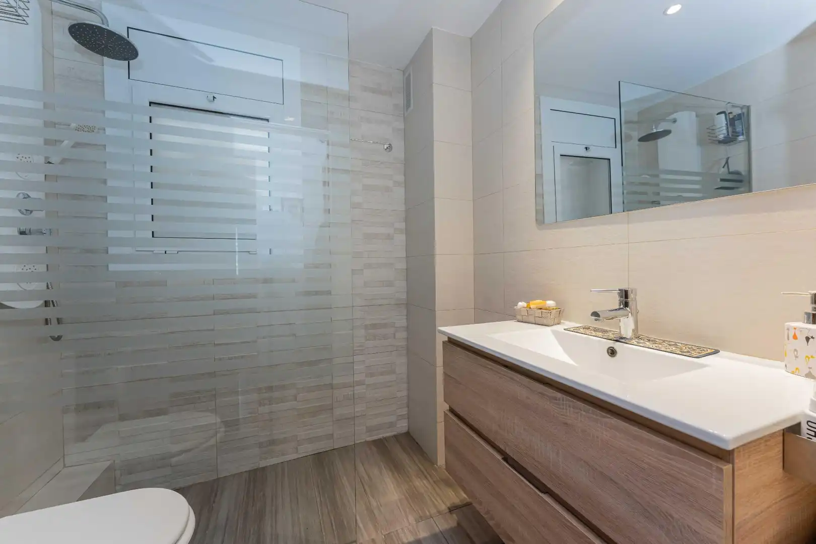 Badezimmer von Wohnung zum Verkauf in Gavà mit Klimaanlage, Heizung und Parkett