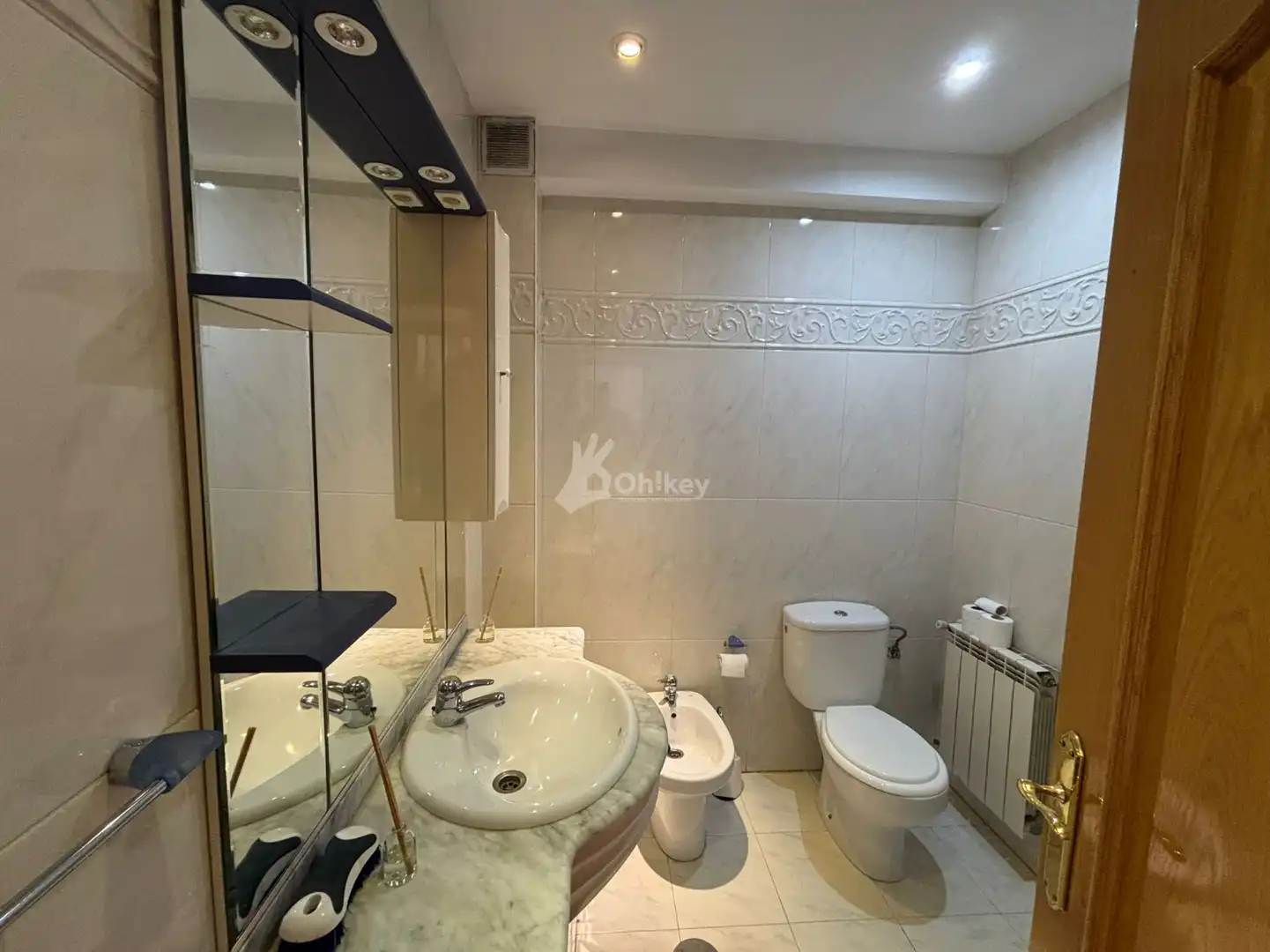 Bathroom of Houses for sale in Onzonilla  with Heating, Parquet flooring and Swimming Pool