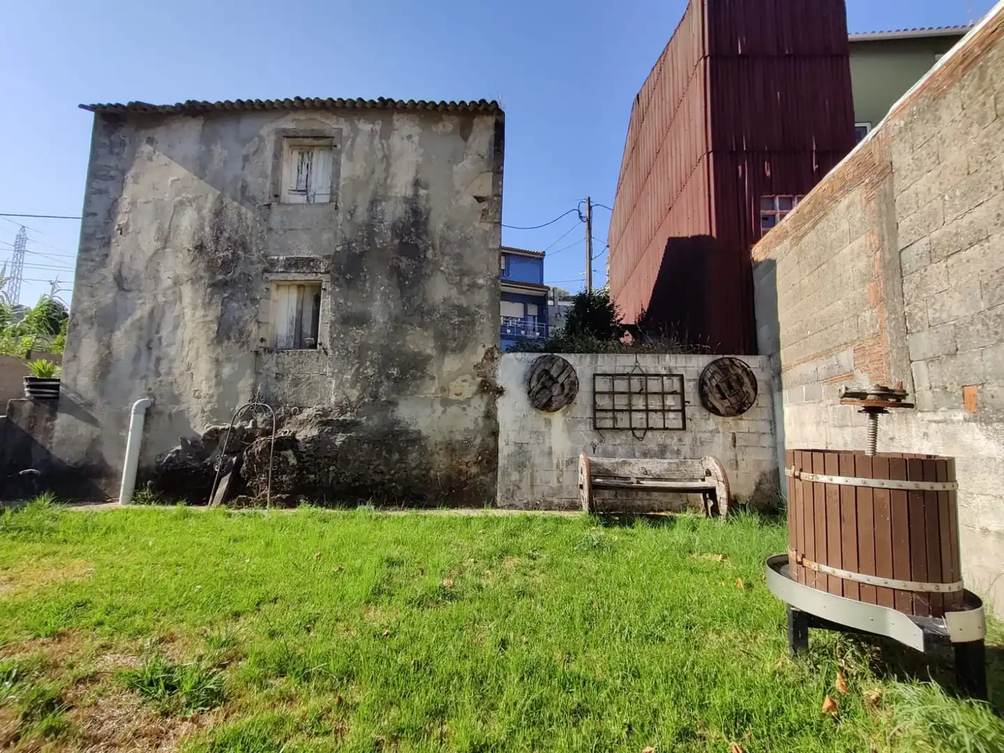 Vista exterior de Finca rústica en venda en Boiro amb Jardí privat