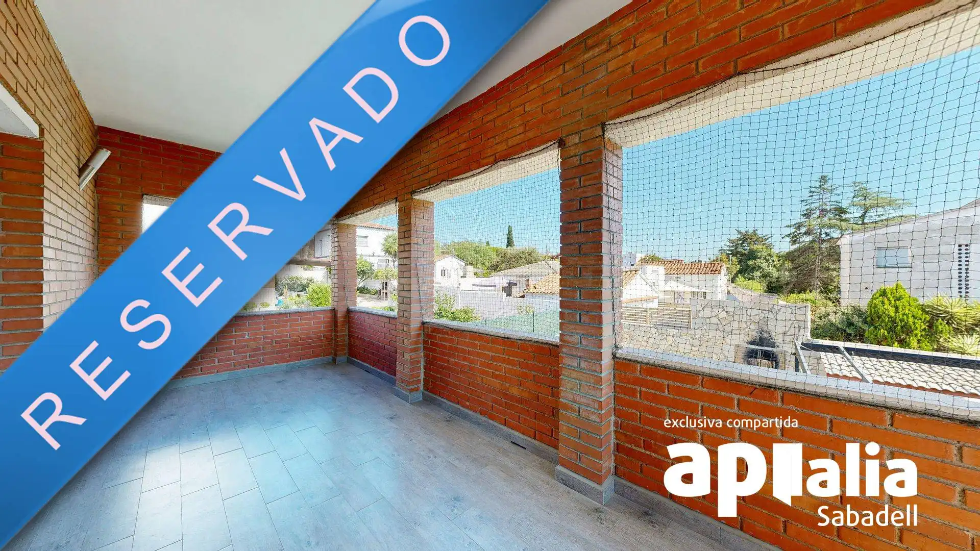 Vista exterior de Casa o xalet en venda en Barberà del Vallès amb Calefacció, Jardí privat i Parquet