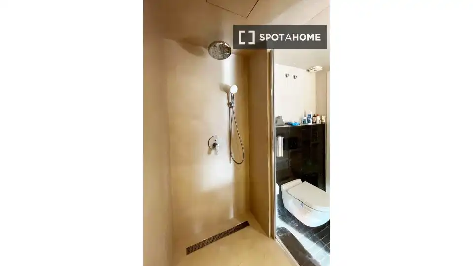 Badezimmer von Wohnung zur Miete in L'Hospitalet de Llobregat mit Klimaanlage, Heizung und Möbliert