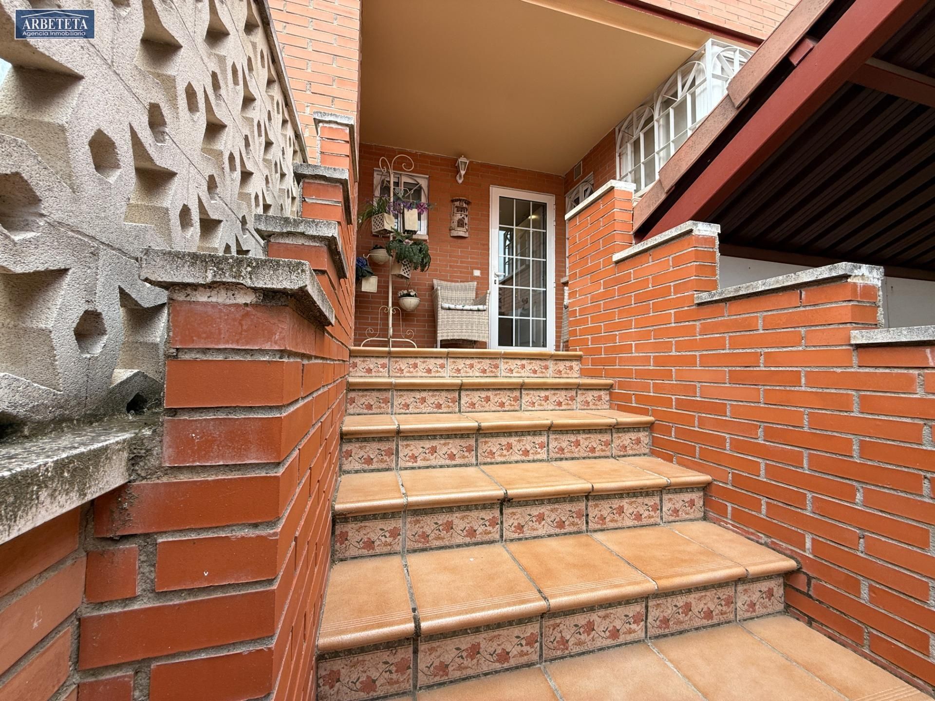 Casa adosada en venta en Guadalajara Capital con Calefacción, Terraza y Piscina comunitaria