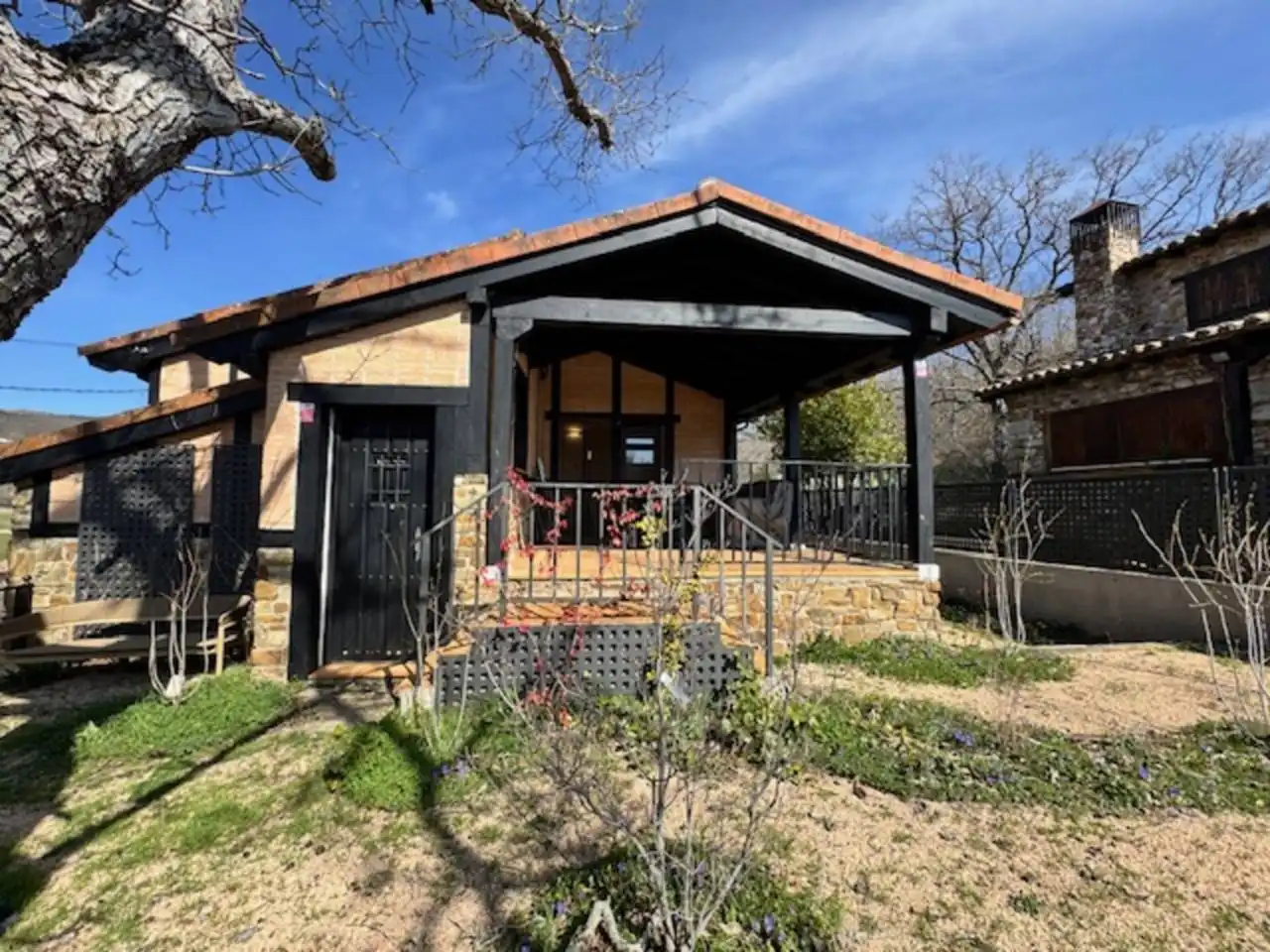 Vista exterior de Casa o xalet en venda en Puebla de la Sierra amb Calefacció, Jardí privat i Terrassa