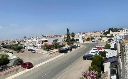 Vista exterior de Casa adosada en venda en Torrevieja amb Aire condicionat, Jardí privat i Terrassa
