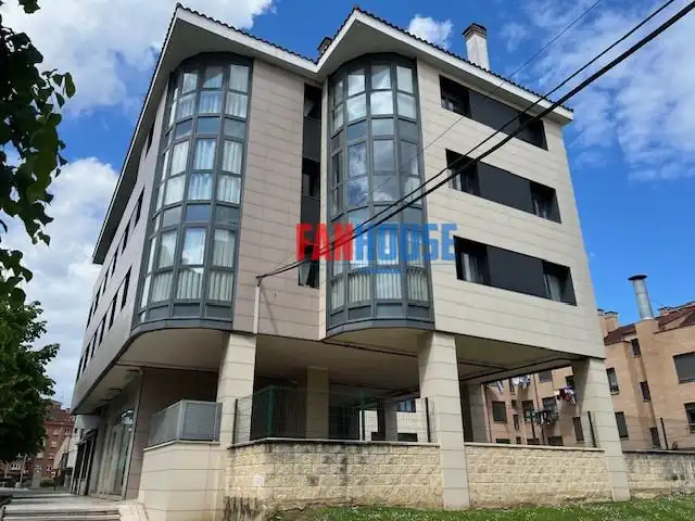 Außenansicht von Wohnung zur Miete in Gijón  mit Heizung und Abstellraum