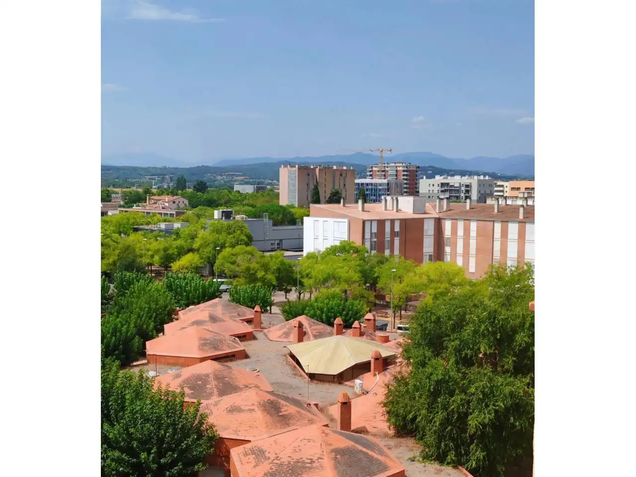 Vista exterior de Àtic en venda en Girona amb Calefacció, Terrassa i Alarma