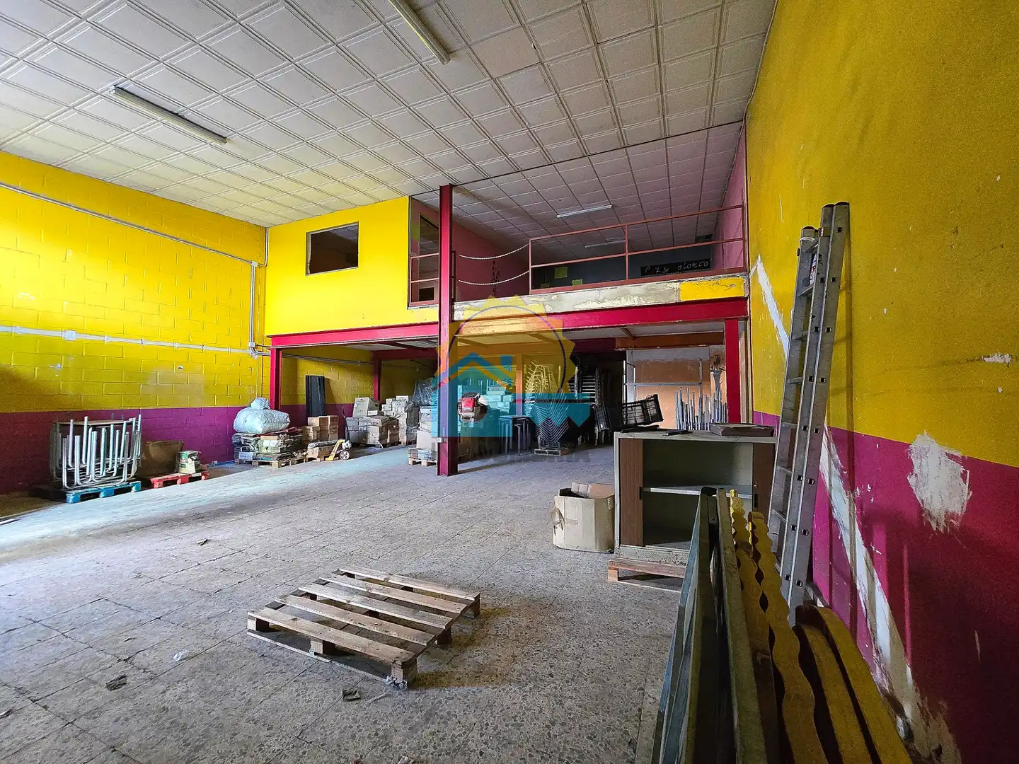 Industrial building for sale in Nuevo Parque - Los Rosales - Tráfico Pesado