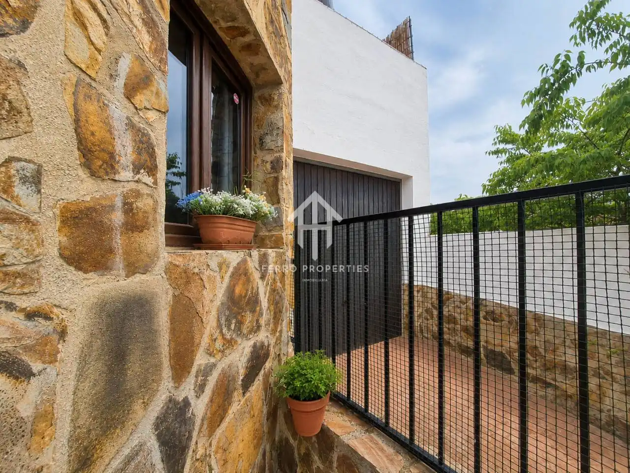 Vista exterior de Casa o xalet en venda en Loja amb Jardí privat i Terrassa
