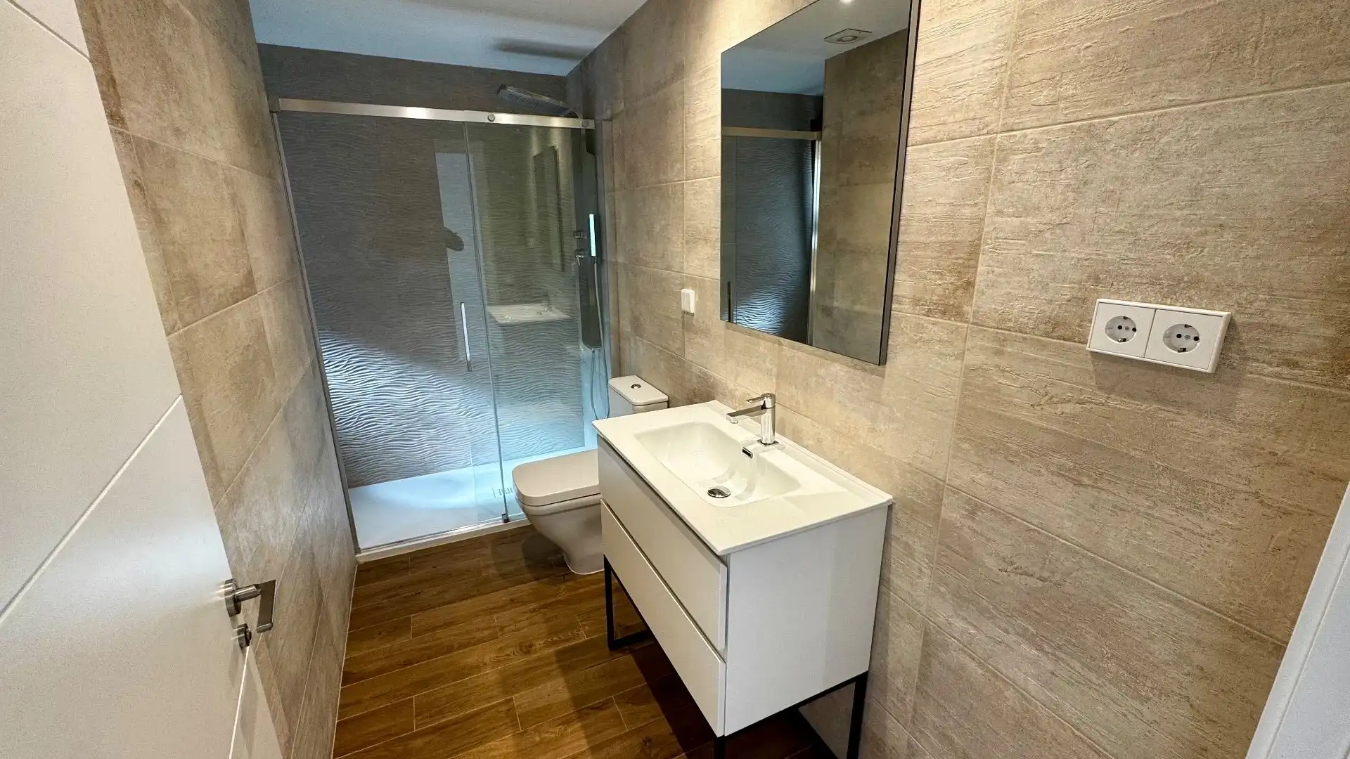 Badezimmer von Dachboden zum Verkauf in Centre