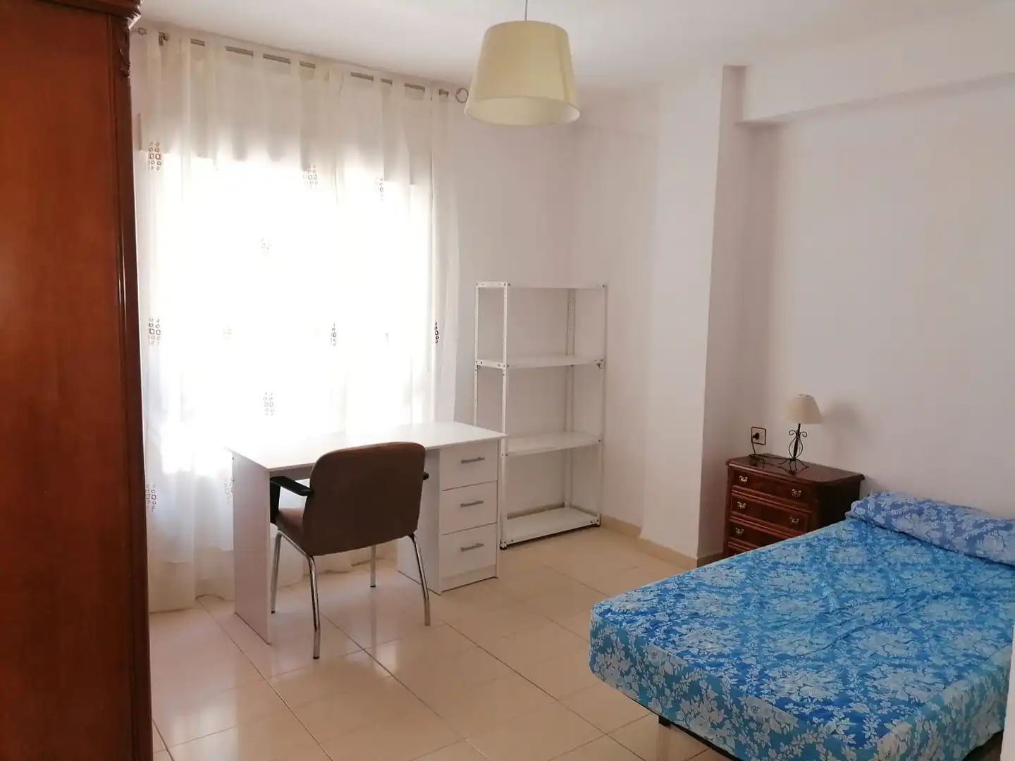 Schlafzimmer von Wohnung zur Miete in Granada mit Möbliert und Waschmaschine