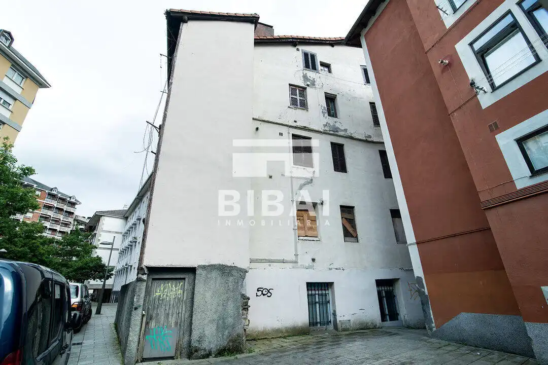 Vista exterior de Edificio en venta en Arrasate / Mondragón
