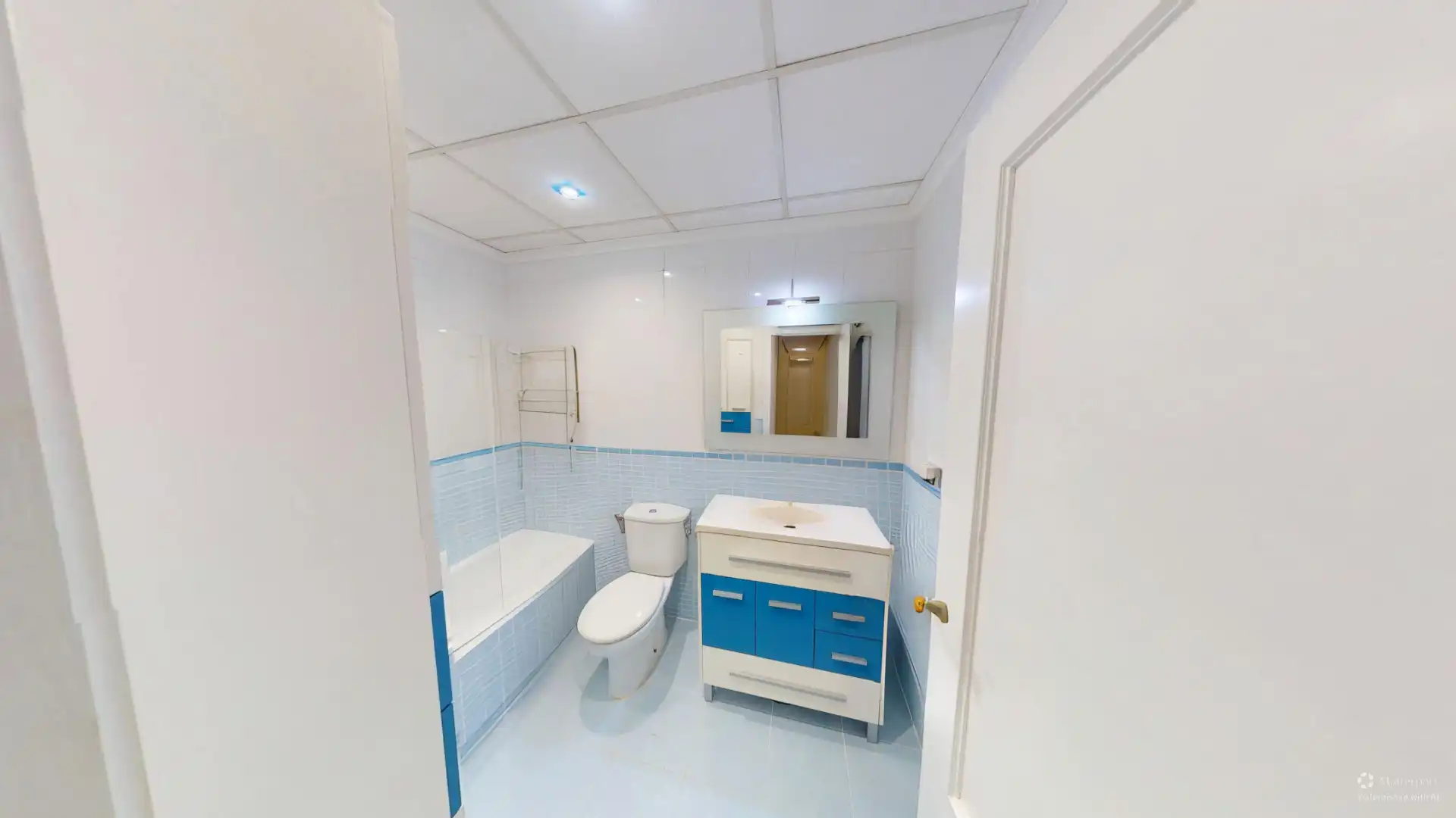 Badezimmer von Wohnung zum Verkauf in Alicante / Alacant mit Klimaanlage, Heizung und Parkett