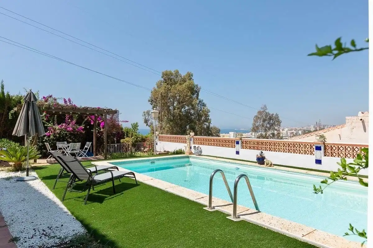 Schwimmbecken von Einfamilien-Reihenhaus zur Miete in Vélez-Málaga mit Terrasse und Schwimmbad