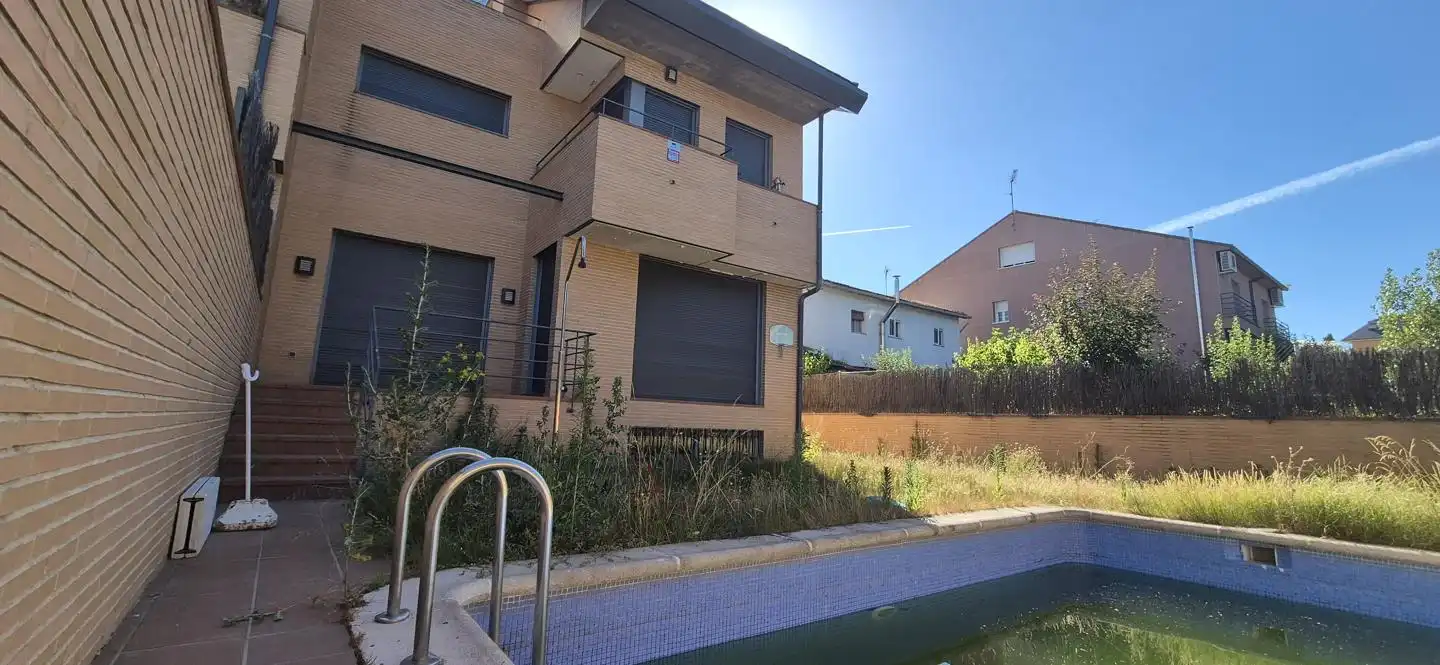 Swimming pool of Detached homes for sale in Pozuelo de Alarcón  with Heating, Private garden and Terrace