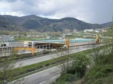 Vista exterior de Nau industrial en venda en Villafranca del Bierzo