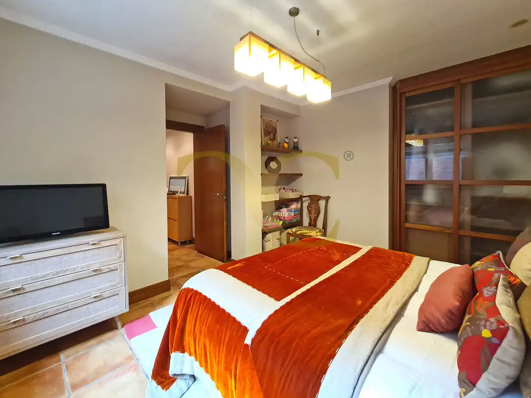 Dormitori de Casa o xalet en venda en Gijón  amb Calefacció, Jardí privat i Terrassa