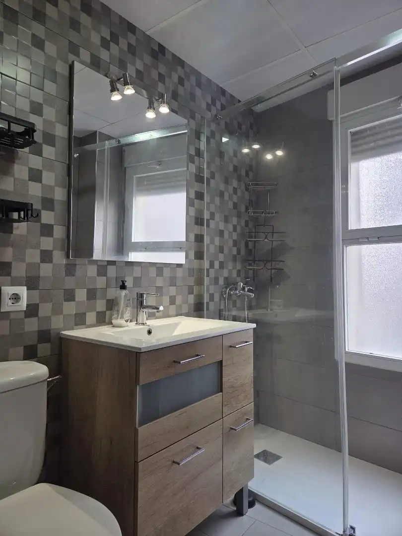 Badezimmer von Wohnungen zur Miete in Badajoz mit Klimaanlage, Heizung und Parkett