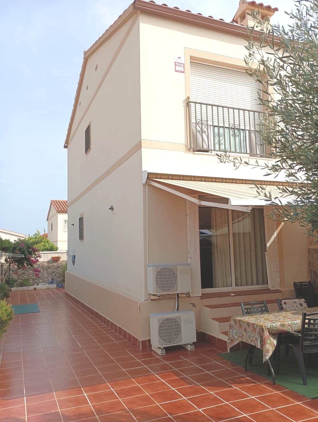 Vista exterior de Casa adosada en venda en Mont-roig del Camp amb Aire condicionat, Jardí privat i Moblat