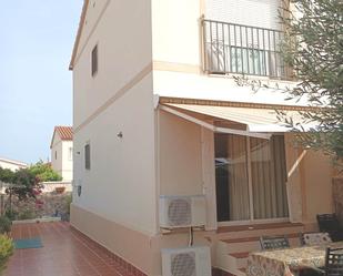 Vista exterior de Casa adosada en venda en Mont-roig del Camp amb Aire condicionat, Jardí privat i Moblat