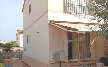 Vista exterior de Casa adosada en venda en Mont-roig del Camp amb Aire condicionat i Balcó