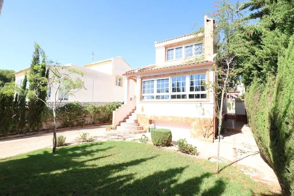 Vista exterior de Casa o xalet en venda en Orihuela amb Aire condicionat, Jardí privat i Terrassa