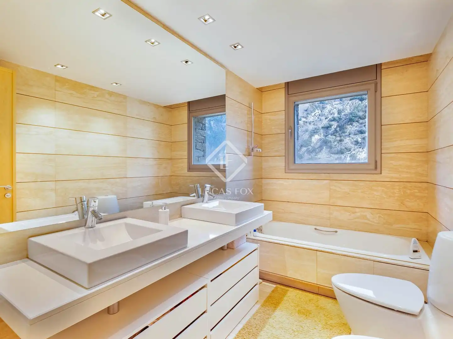 Badezimmer von Dachboden zum Verkauf in Escaldes – Engordany mit Klimaanlage, Heizung und Privatgarten