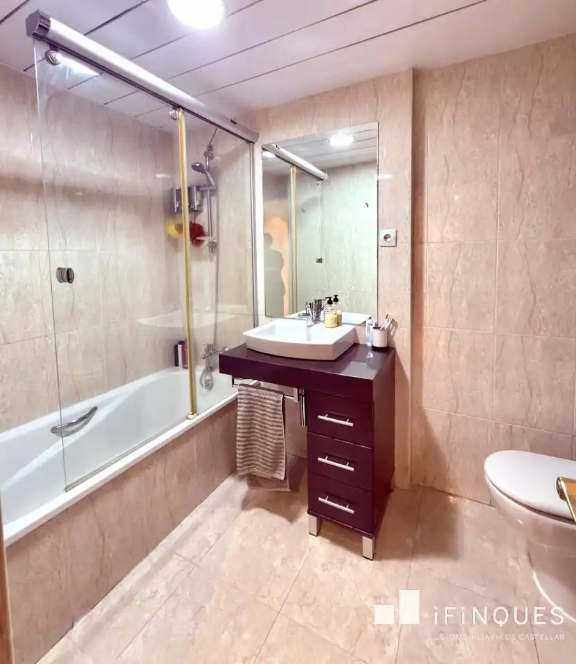 Baño de Dúplex en venta en Castellar del Vallès con Aire acondicionado, Calefacción y Parquet