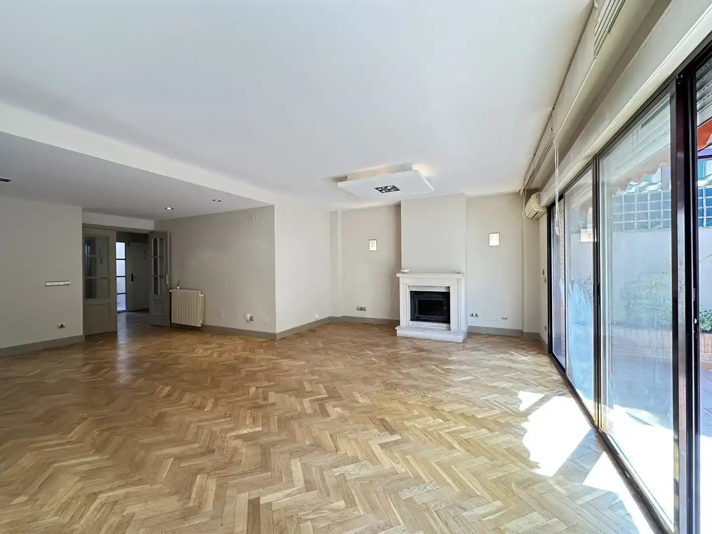 Sala de estar de Casa o chalet en venta en Madrid con Aire acondicionado, Jardín privado y Parquet