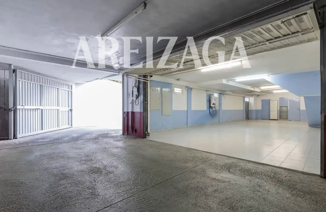 Aparcament de Casa o xalet en venda en Donostia - San Sebastián  amb Calefacció, Jardí privat i Terrassa