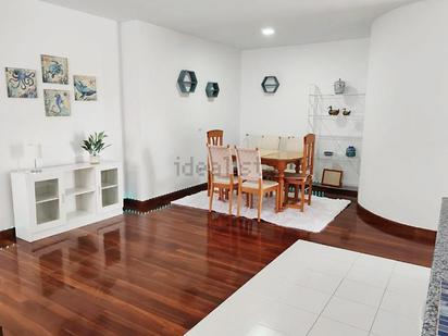 Sala d'estar de Àtic en venda en Ampuero amb Calefacció, Terrassa i Moblat