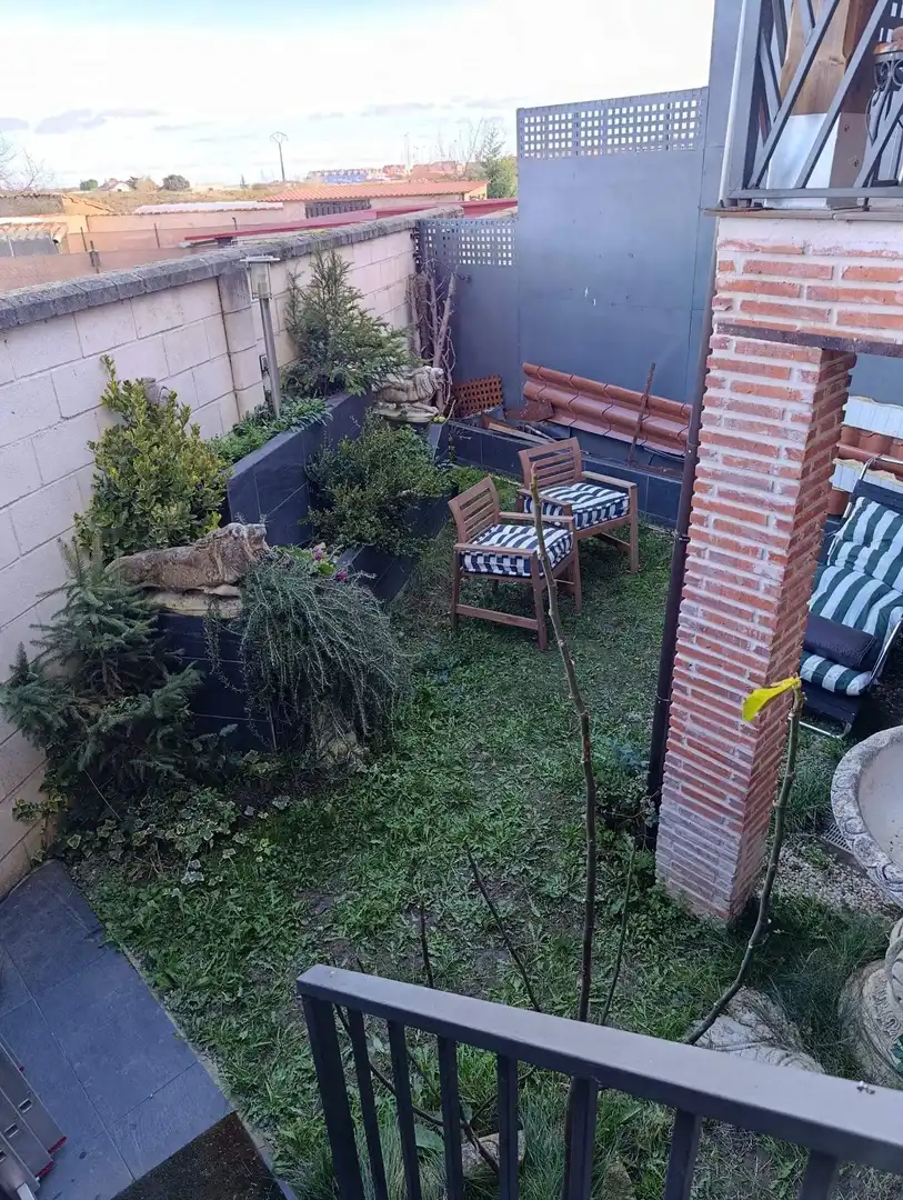 Terraza de Casa adosada en venta en Valverde de la Virgen con Jardín privado, Terraza y Balcón