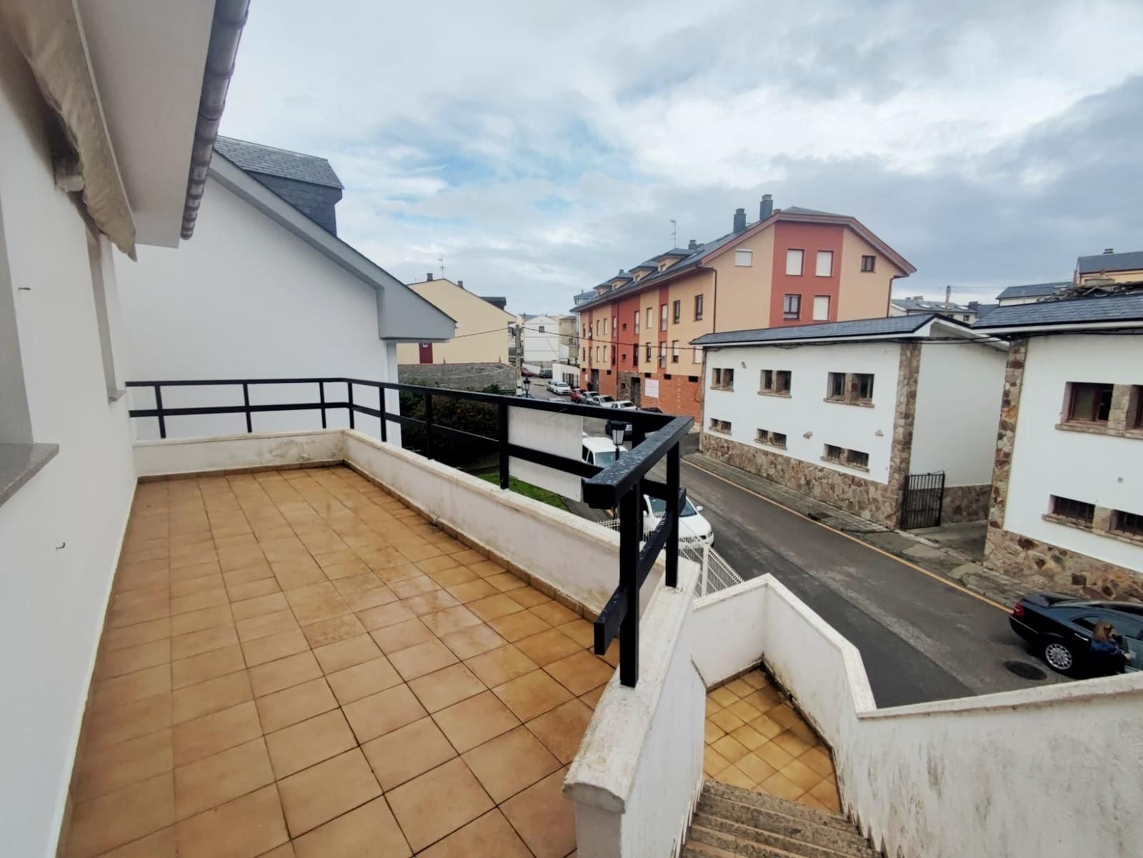 Vista exterior de Casa adosada en venda en Tapia de Casariego amb Jardí privat, Terrassa i Traster
