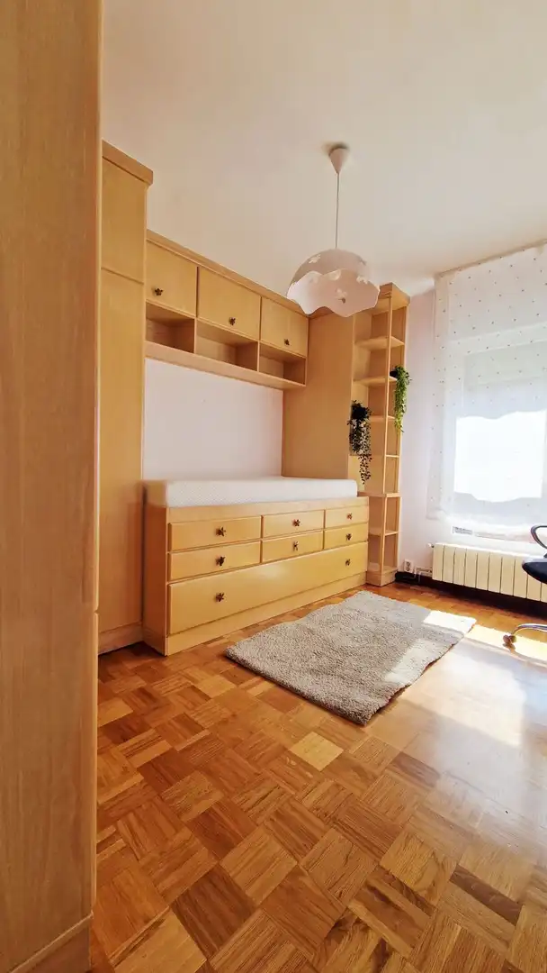 Habitación de Piso de alquiler en Torrelavega  con Calefacción, Amueblado y Balcón