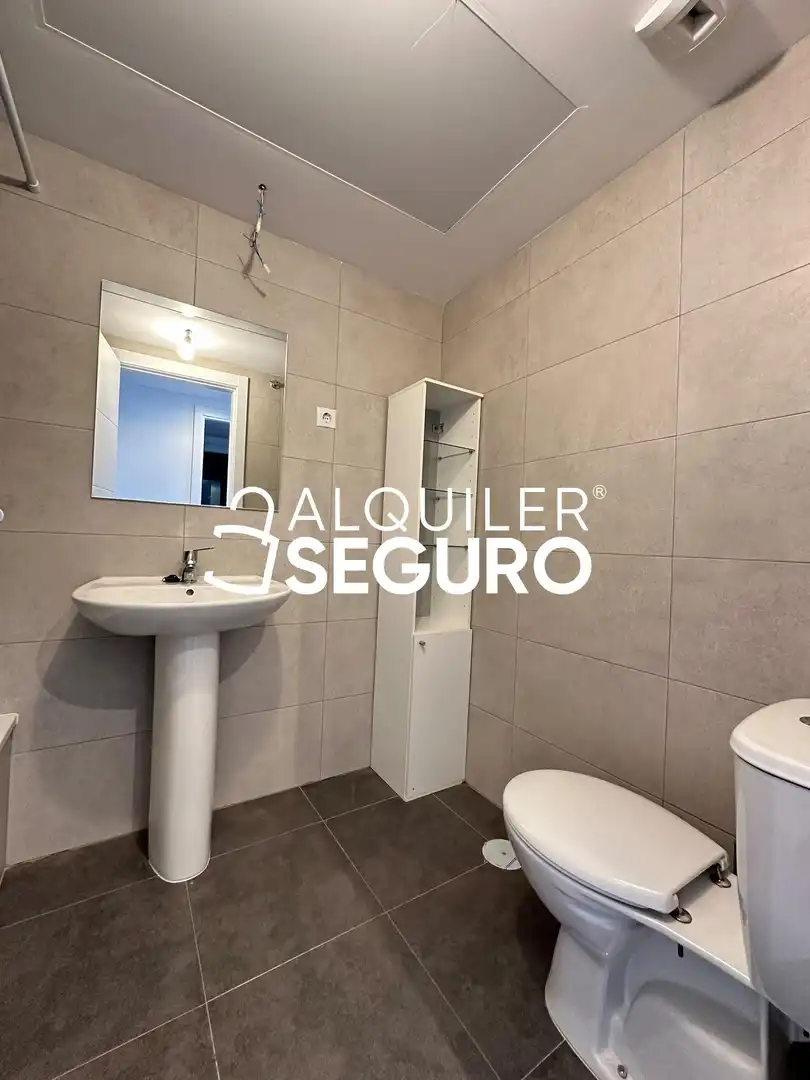 Bathroom of Flat for rent in Madrid  with Air Conditioner, Heating and Storage room