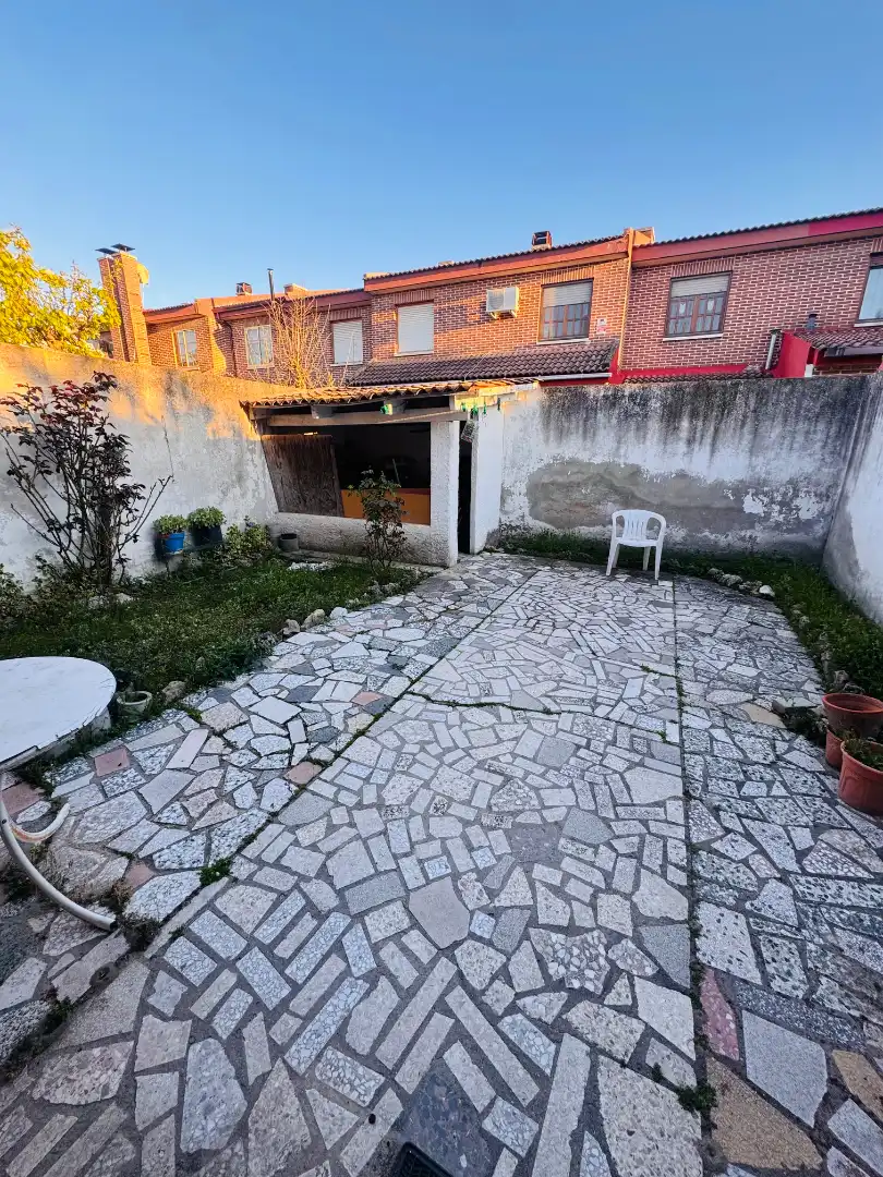 Jardín de Casa adosada en venta en Laguna de Duero con Calefacción, Jardín privado y Parquet