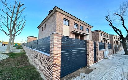 Vista exterior de Casa adosada en venda en Navalcarnero amb Calefacció, Jardí privat i Terrassa