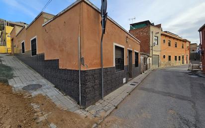 Vista exterior de Casa adosada en venda en Villena amb Calefacció i Terrassa