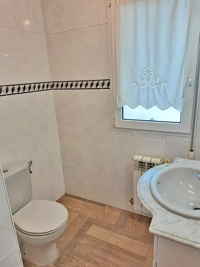Bany de Casa adosada en venda en Torrelodones amb Calefacció, Jardí privat i Parquet