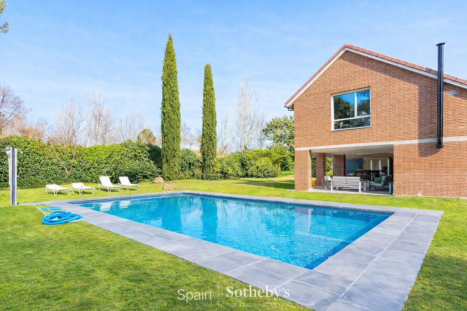 Swimming pool of Houses for sale in La Moraleja  with Air Conditioner, Heating and Private garden