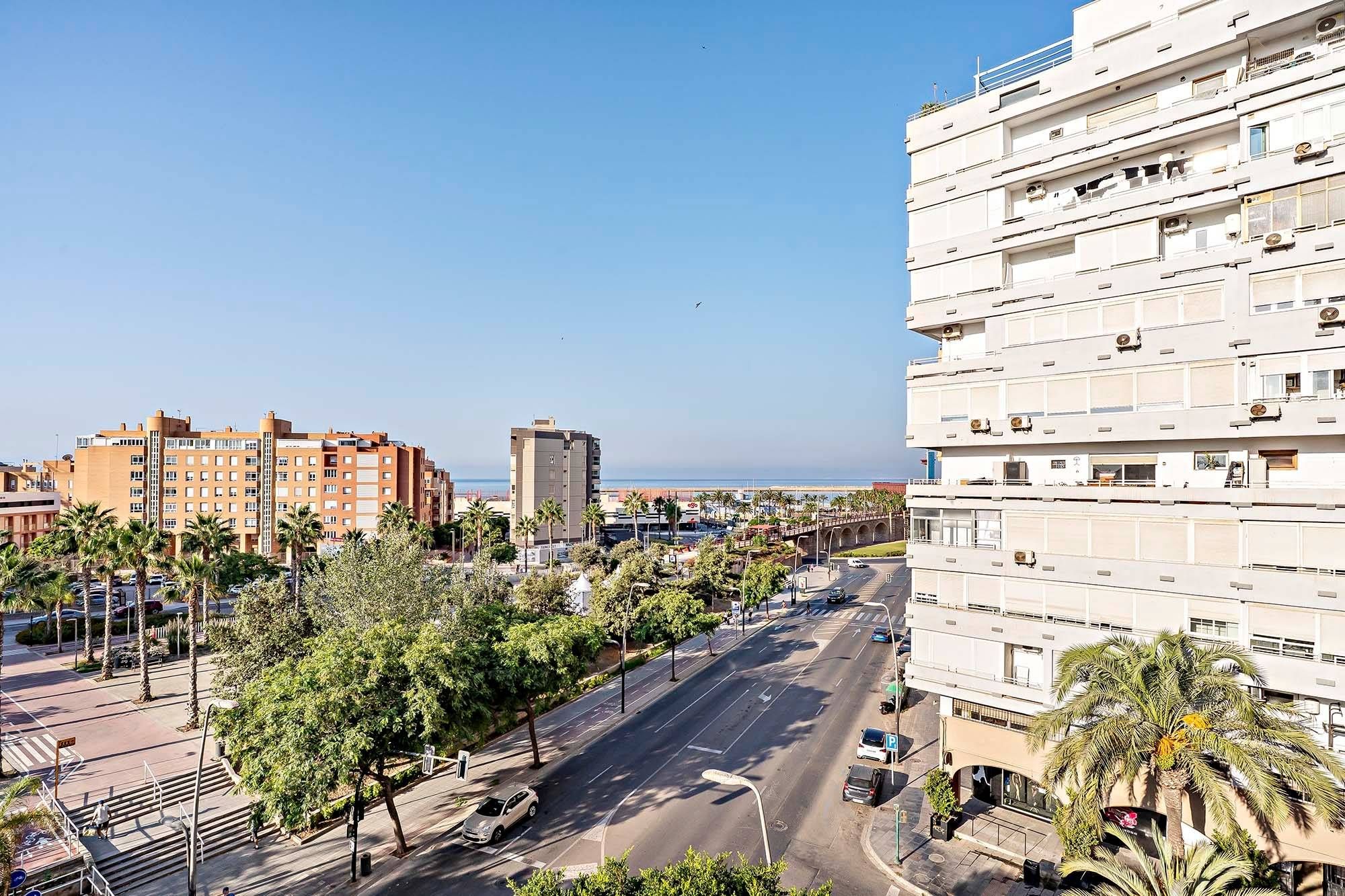 Vista exterior de Pis de lloguer en  Almería Capital amb Aire condicionat