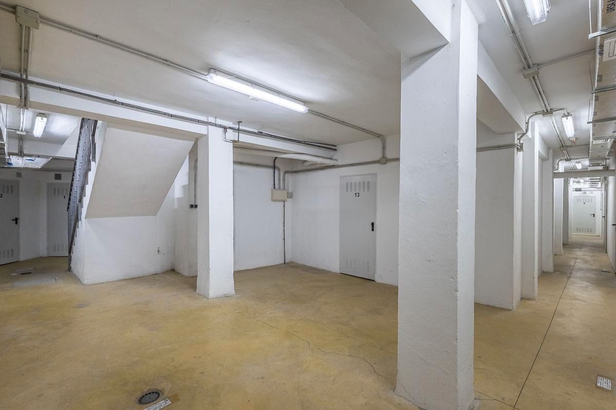 Box room for sale in  Granada Capital