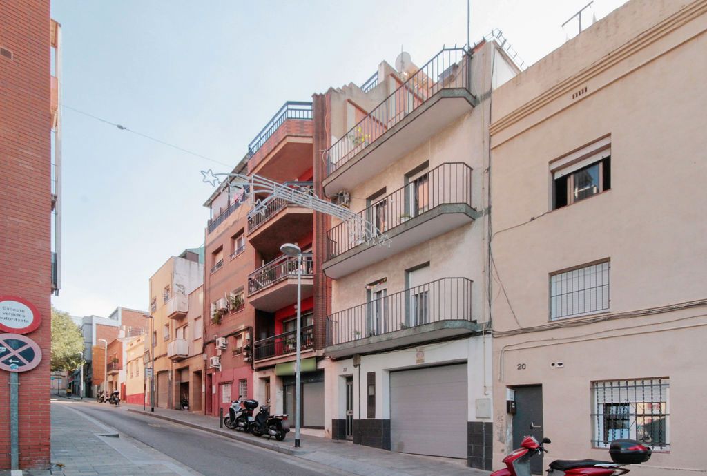 Exterior view of Flat for sale in Santa Coloma de Gramenet