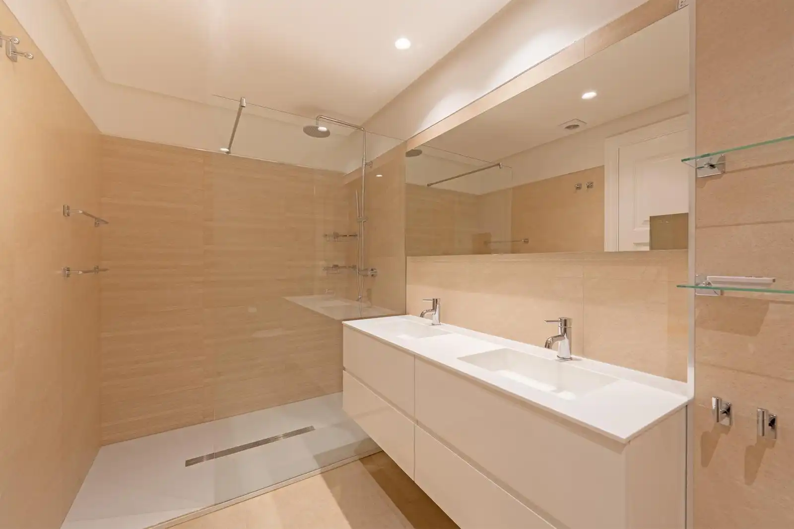 Bathroom of Flat for sale in Estepona  with Air Conditioner, Terrace and Storage room