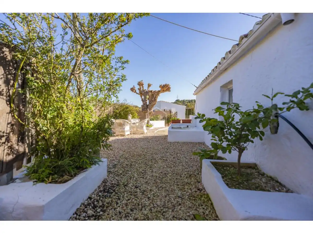 Außenansicht von Country house zum Verkauf in Es Migjorn Gran mit Privatgarten, Terrasse und Möbliert