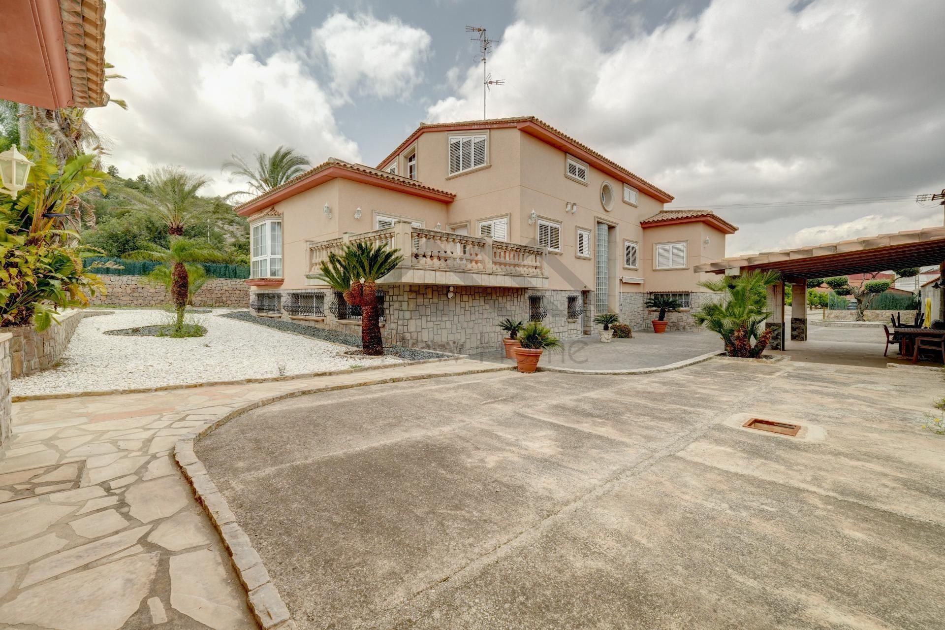 Vista exterior de Casa o xalet en venda en Benaguasil amb Aire condicionat, Calefacció i Jardí privat