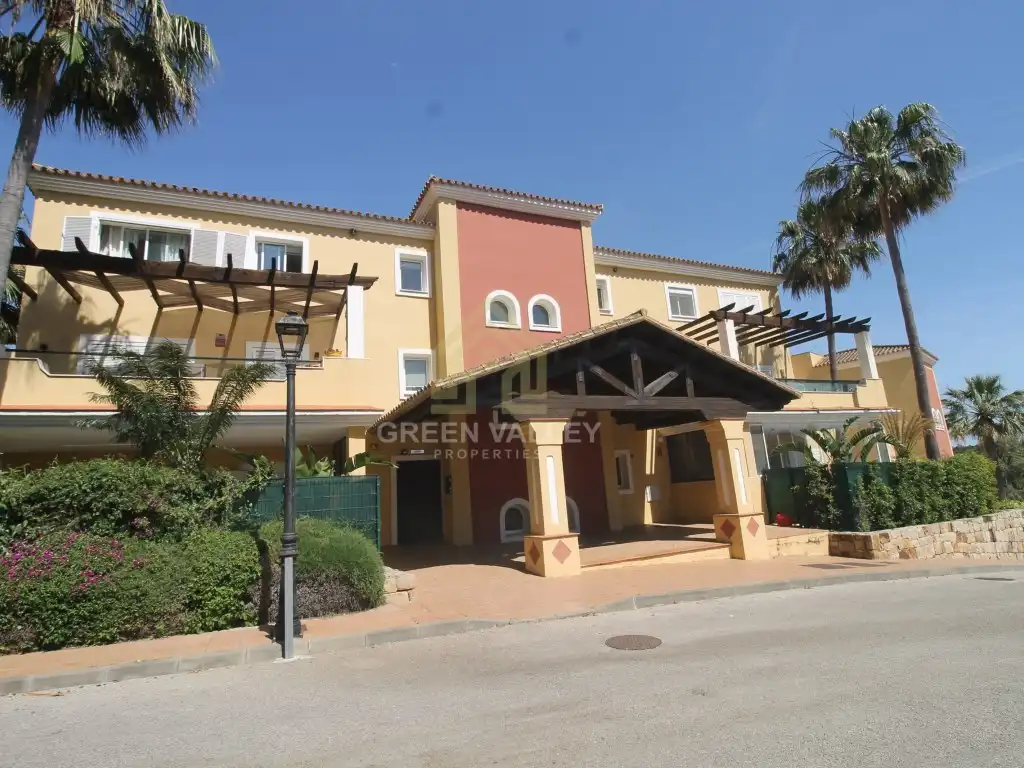 Außenansicht von Wohnungen zum Verkauf in Sotogrande mit Klimaanlage, Heizung und Privatgarten
