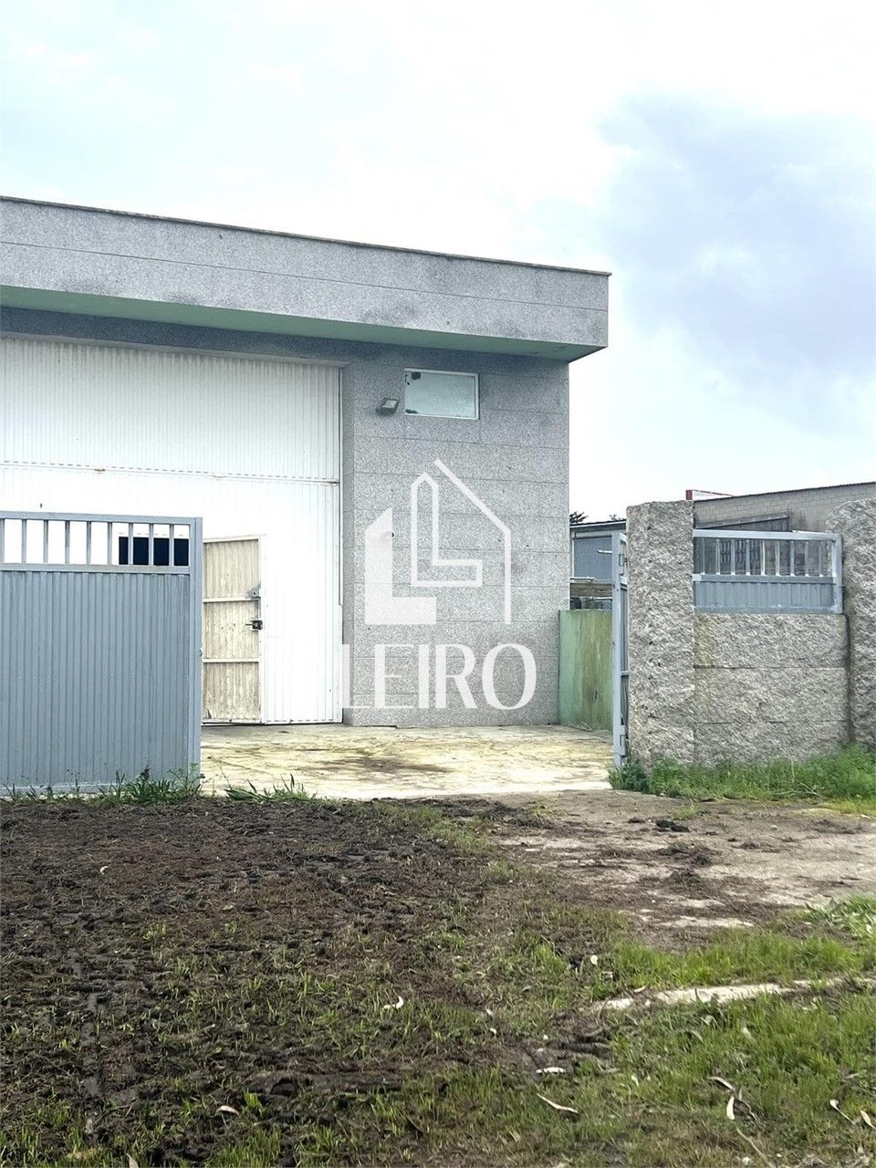 Vista exterior de Nau industrial en venda en Cambados
