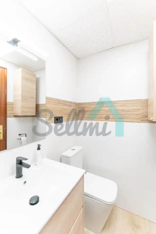 Baño de Estudio de alquiler en Oviedo  con Parquet y Amueblado
