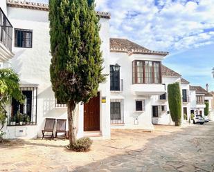 Exterior view of Single-family semi-detached for sale in Marbella