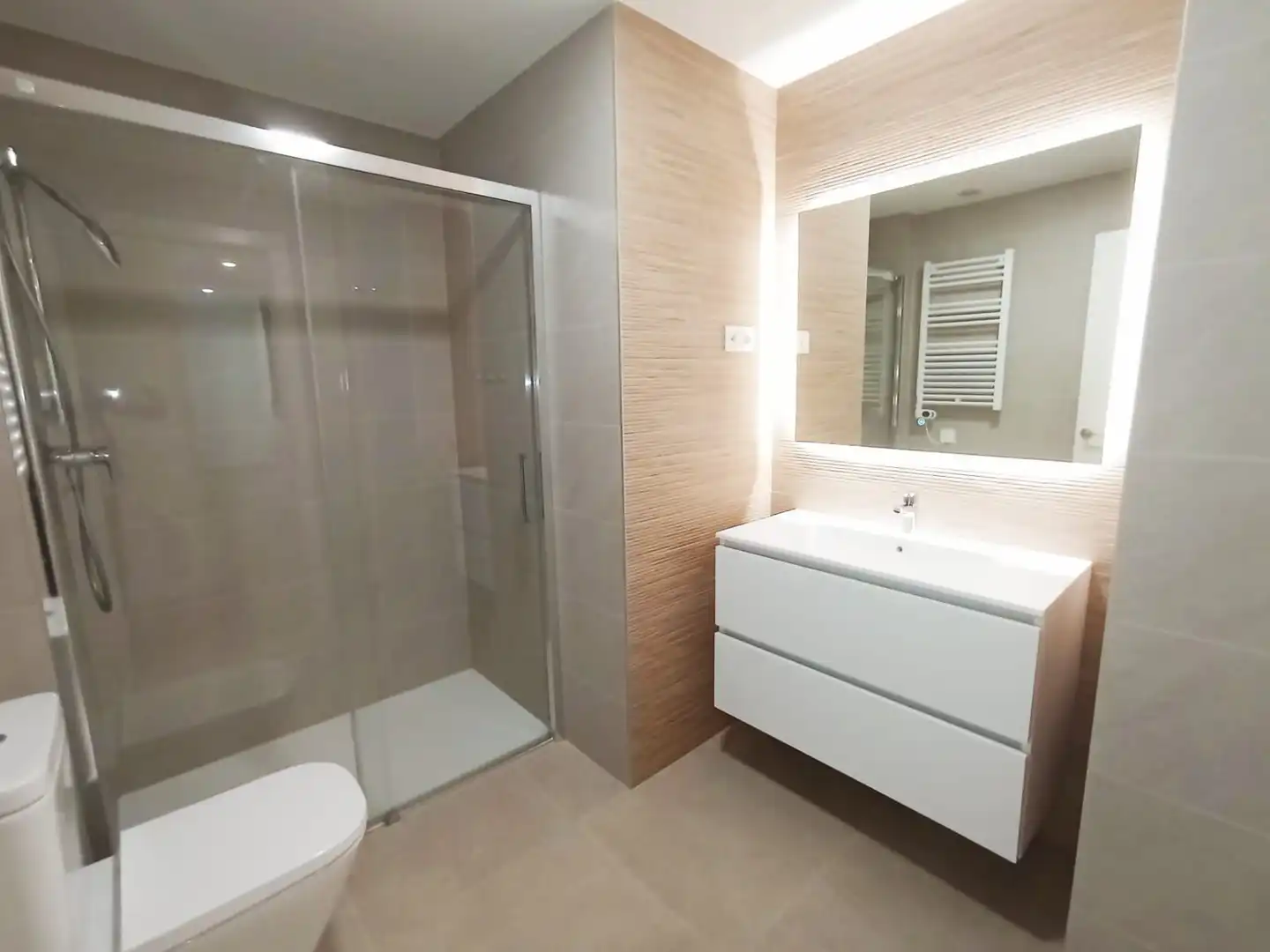 Bathroom of Flat for rent in Terrassa  with Air Conditioner and Heating